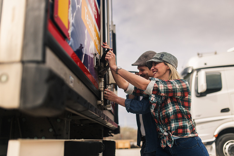 敦煌网：关于规范使用“designer”等关键词产品自查通知