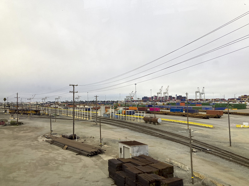 马斯克呼吁拆分亚马逊,在推特上炮轰贝佐斯