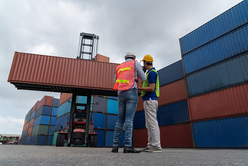 新能源产品经过广东深圳外贸物流抵达阿联酋迪拜