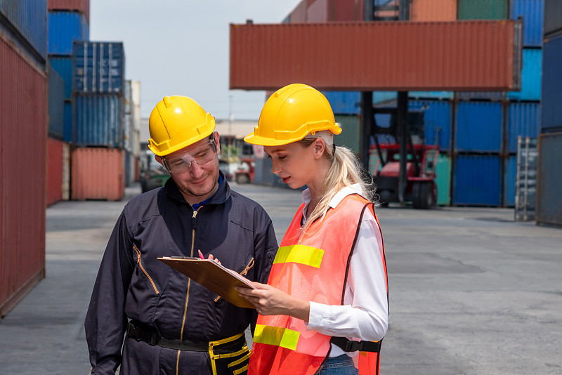 婴儿澡盆经过中国上海跨国货运抵达美国纽约