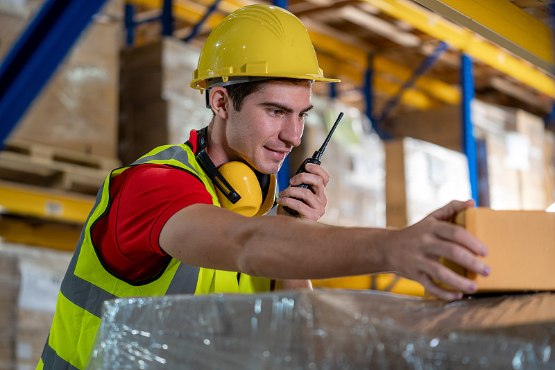 金属制品经过中国上海国际快递配达阿联酋迪拜
