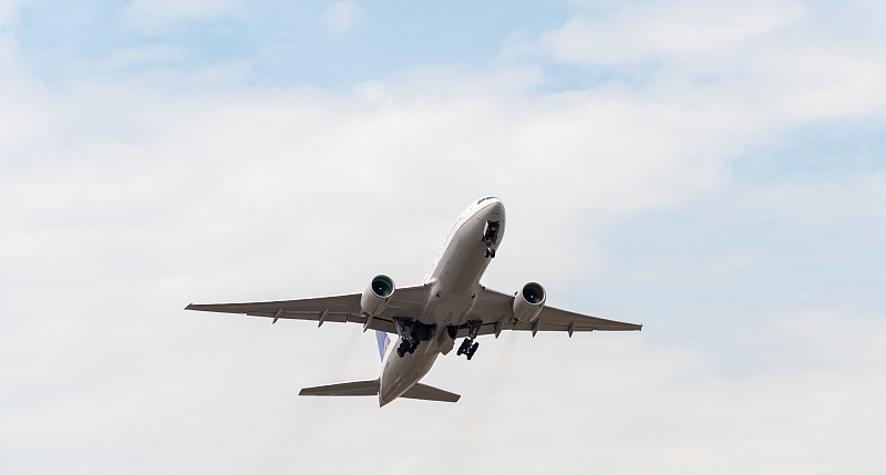 太平鸟连衣裙采用惠州跨国货运完整送达美国