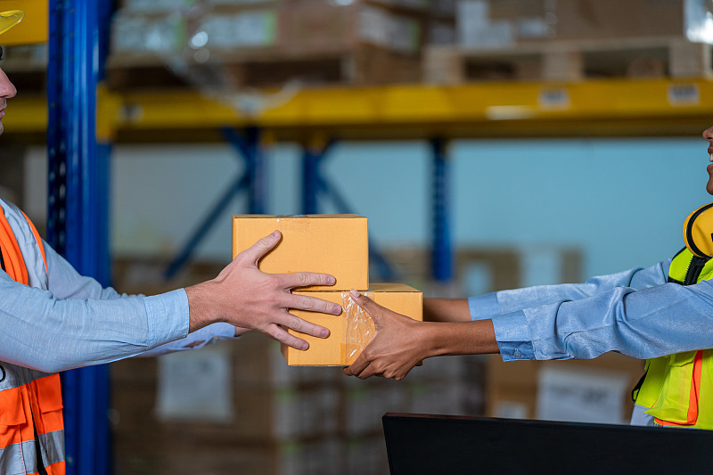 木制文具盒经江苏苏州国际快递抵达卢森堡