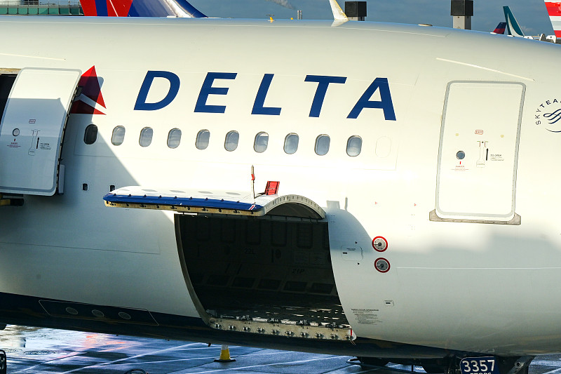 锅具套装（炒锅、炖锅、蒸锅）利用广东深圳国际快递运输到荷兰