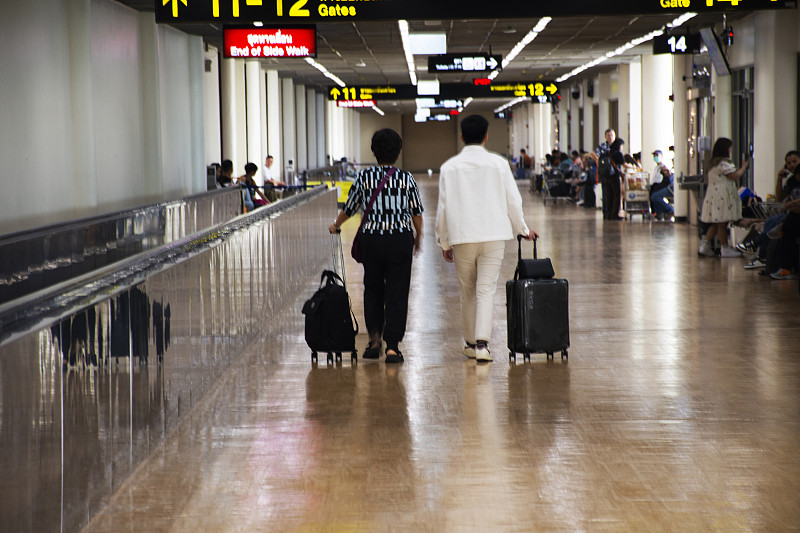 黄飞红麻辣花生经过东莞跨境物流快送到英国