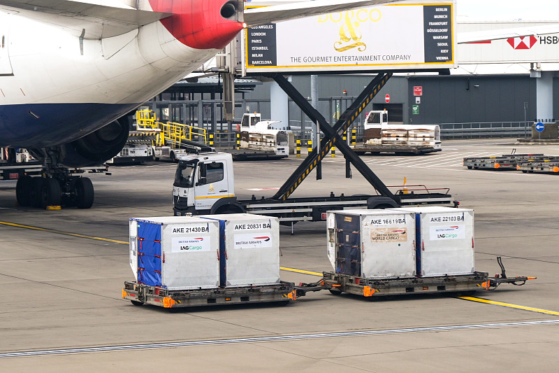 成衣经浙江宁波国际快递送抵阿联酋迪拜