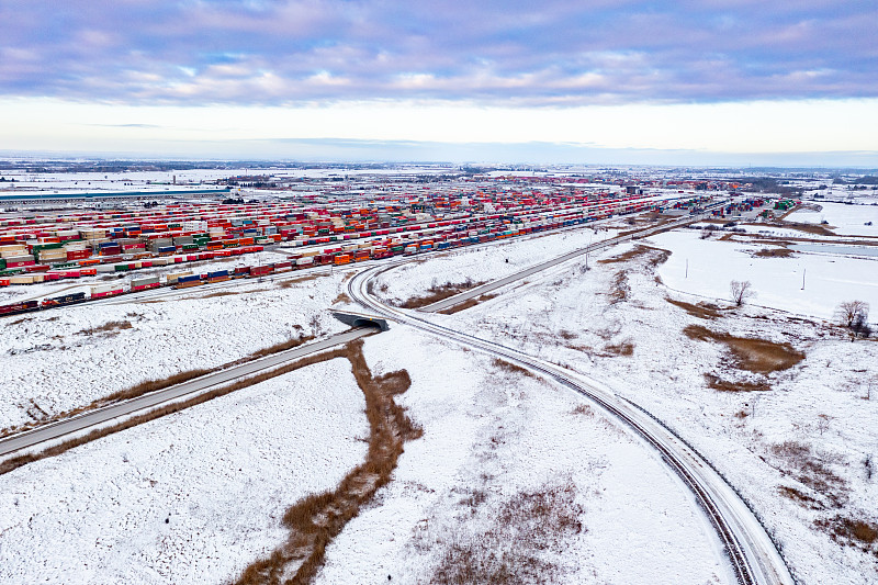 帽子经过广州环球货运高效送达西班牙