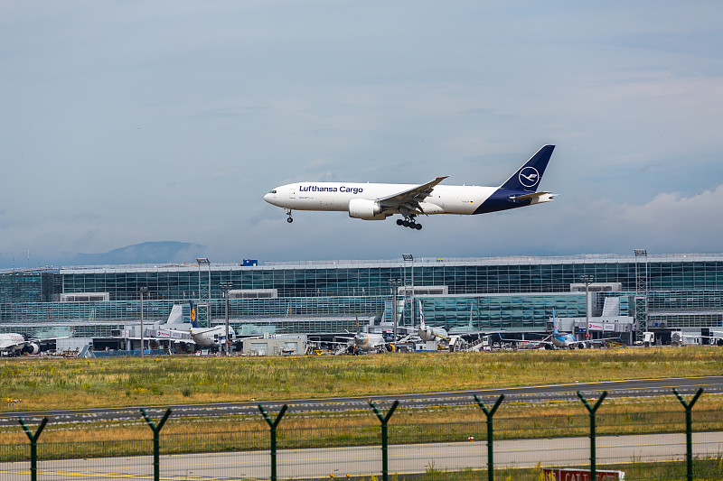 东菱面包机经过珠海全球物流送抵捷克