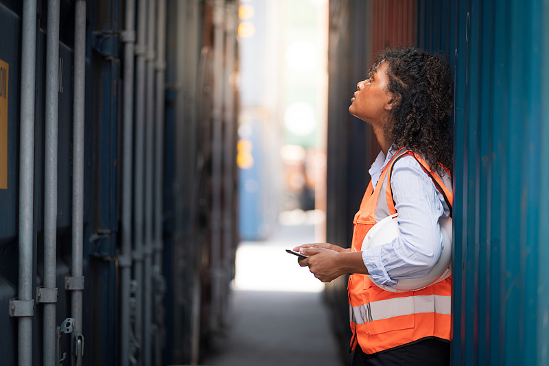 车载太阳能充电器借助广东深圳国际运输送到越南胡志明市