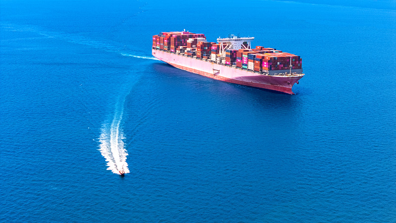 前11个月快递业务量累计完成1002.1亿件，中国大力发展跨境快递