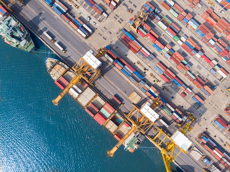 集装箱航运业大变动:即期运价跌至疫情前,合约运价预计明年跳水 集装箱航运业大变动:即期运价跌至疫情前,合约运价预计明年跳水