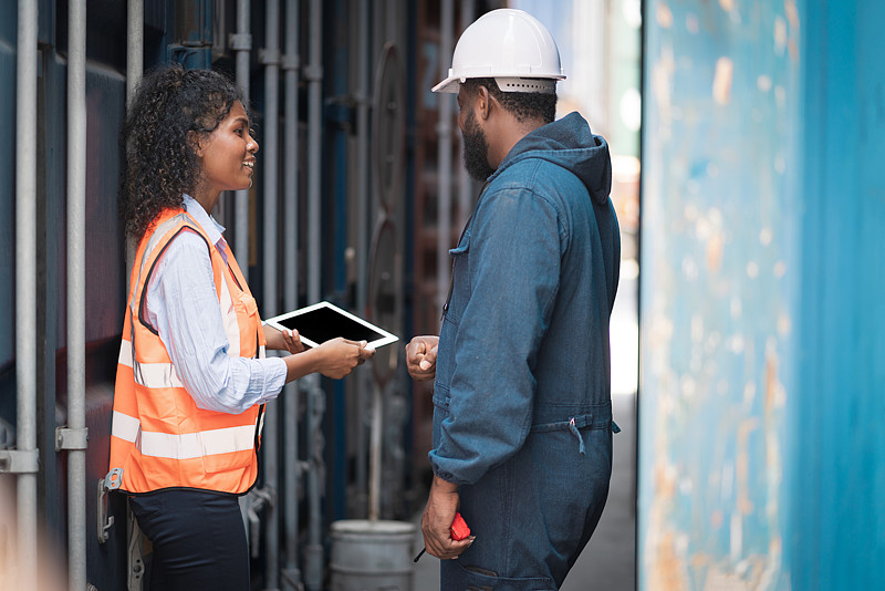 米面粮油、纸尿裤、奶粉...快递小哥加紧派送生活物资
